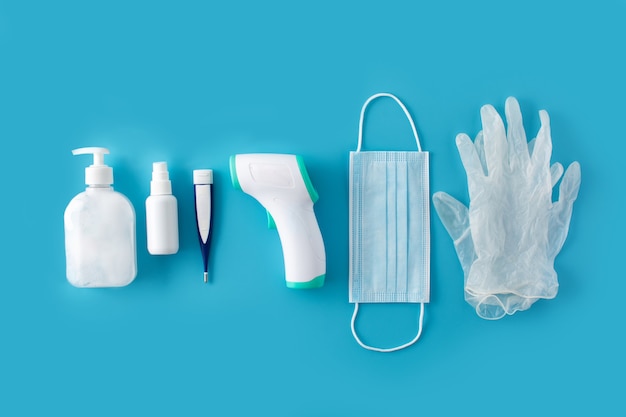 Medische handschoenen, ontsmettingsmiddel, thermometer, handdesinfecterend middel en chirurgisch masker