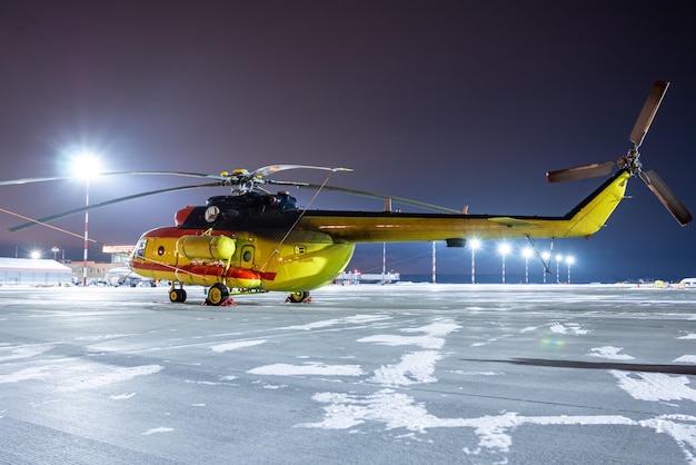 Medische helikopter op winterluchthavenschort 's nachts