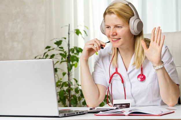 Foto medische hulp op afstand voor patiënt op afstand telegeneeskunde teleconferentie telegezondheid medische online eheal