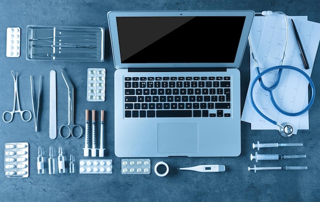 Medische hulpmiddelen ingesteld met laptop op donkergrijze achtergrond