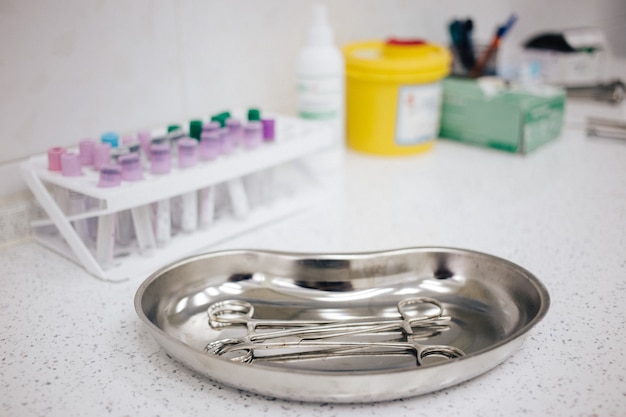 Medische instrumenten in de lade, wegwerphandschoenen op de tafel. Gezondheid