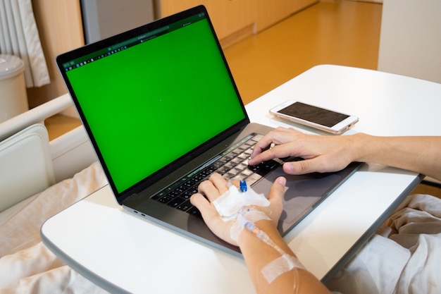 Foto medische intraveneuze hand met laptop