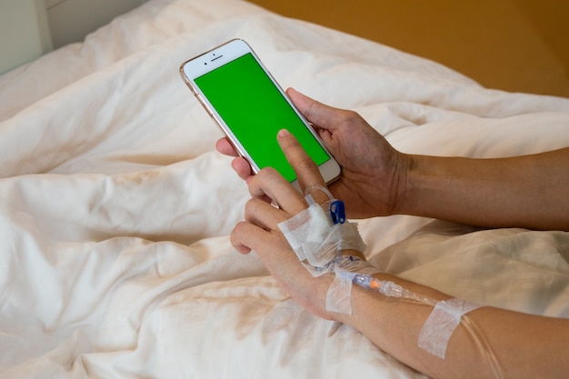 Foto medische intraveneuze hand met telefoon