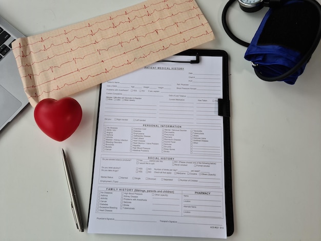 Foto medische kaart van patiënt elektrocardiogram op desktop in kliniek