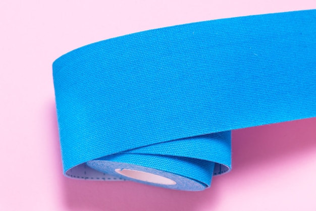 Medische kinesiologie Tape Roll op roze achtergrond, close-up