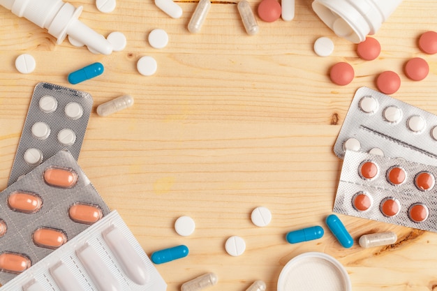 Medische kleurrijke pillen, capsules of supplementen voor de behandeling en gezondheidszorg op houten achtergrond