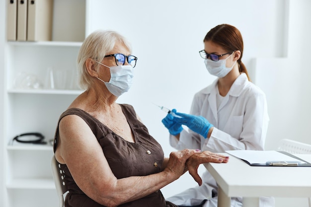 medische masker verpleegster maakt een injectie in de arm vaccin paspoort hoge kwaliteit foto