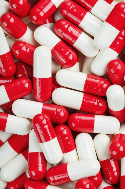 Medische medicinale Pills-capsules zijn wit en rood van kleur als achtergrond op volledig scherm. Bovenaanzicht