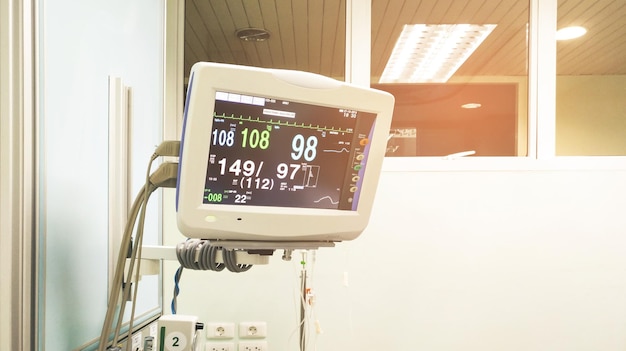 Medische monitormachine in icu-kamer toont vitaal teken van de patiënt