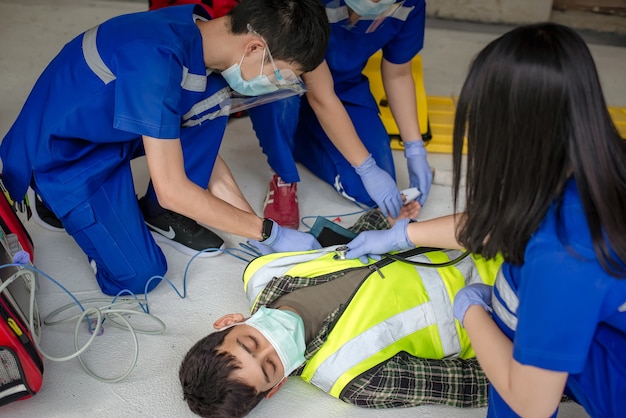 Medische noodhulpteams helpen bewusteloze patiënten door gebruik te maken van automatische externe defibrillatoren (AED) en zuurstof toe te dienen. Tijdens de redding van bewusteloze arbeiders op de bouwplaats