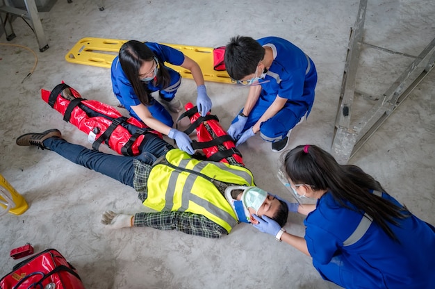 medische noodhulpteams zijn eerste hulp bij verwondingen bij arbeidsongevallen met behulp van EHBO-uitrusting ondersteuning bij verlies van gevoel of verlies van normale beweging en verlies van functie in ledematen