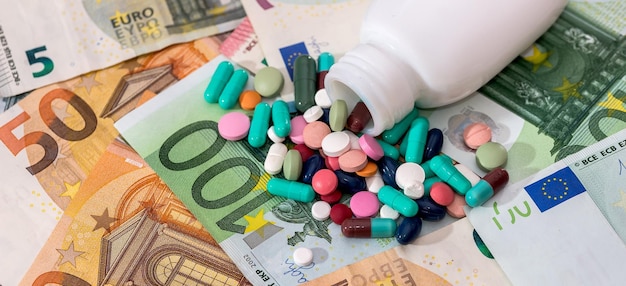 Medische pillen tabletten in blister met euro-bankbiljetten concept van hoge medische kosten
