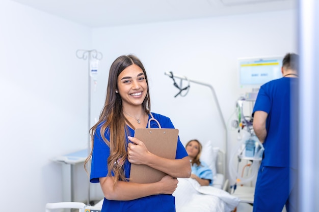 Medische professionals staan in patiëntenkamer concept van gezondheidsbescherming Succesvol team van artsen zorgt voor de patiënt