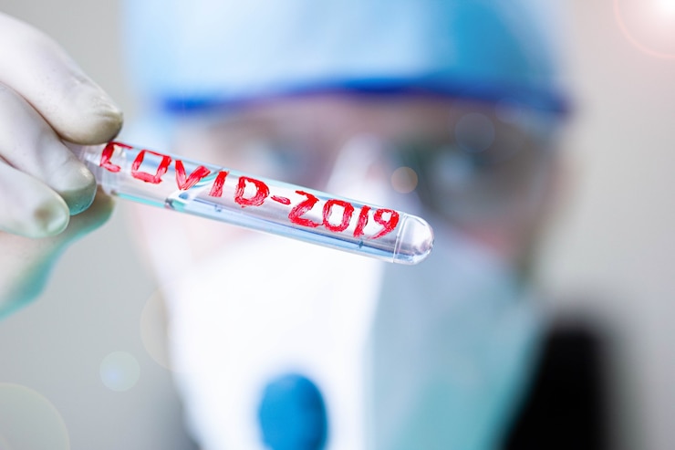 Foto medische reageerbuis met coronavirus covid 2019 in handen van een onderzoeker van een wetenschappelijk arts