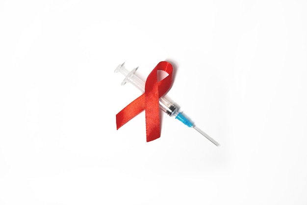 Medische spuit met bureaucratie symbool van aids op witte achtergrond