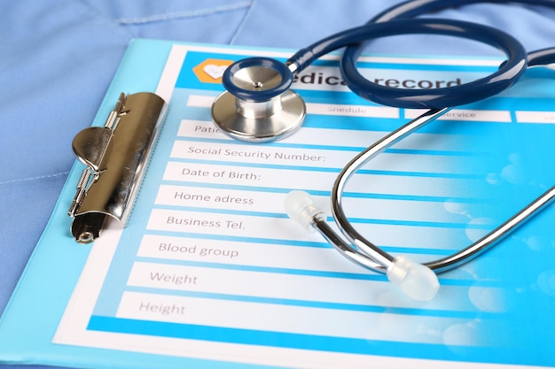 Medische stethoscoop en klembord op blauwe achtergrond