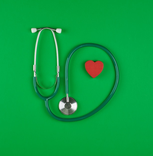 Medische stethoscoop en rood houten hart