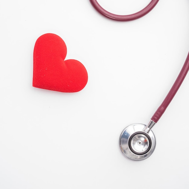 medische stethoscoop met rood hart op witte achtergrond close-up.
