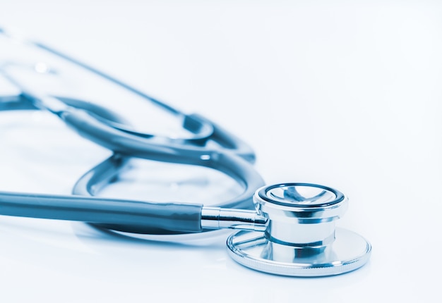 Medische stethoscoop voor artsencontrole op de lijst van het gezondheids medische laboratorium als medisch concept