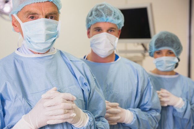 Medische student en docent kijken camera in scrubs