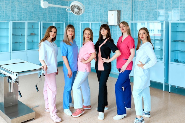 Medische studenten. Chirurgen in de operatiekamer. Een groep jonge vrouwelijke artsen in kleurrijke chirurgische pakken. Het concept van medisch onderwijs.