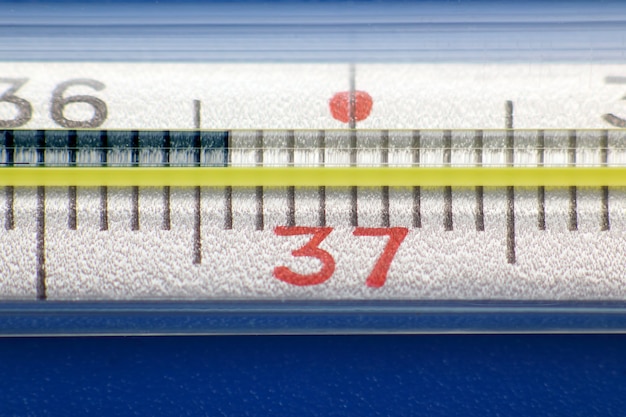 Medische thermometer close-up op blauwe achtergrond