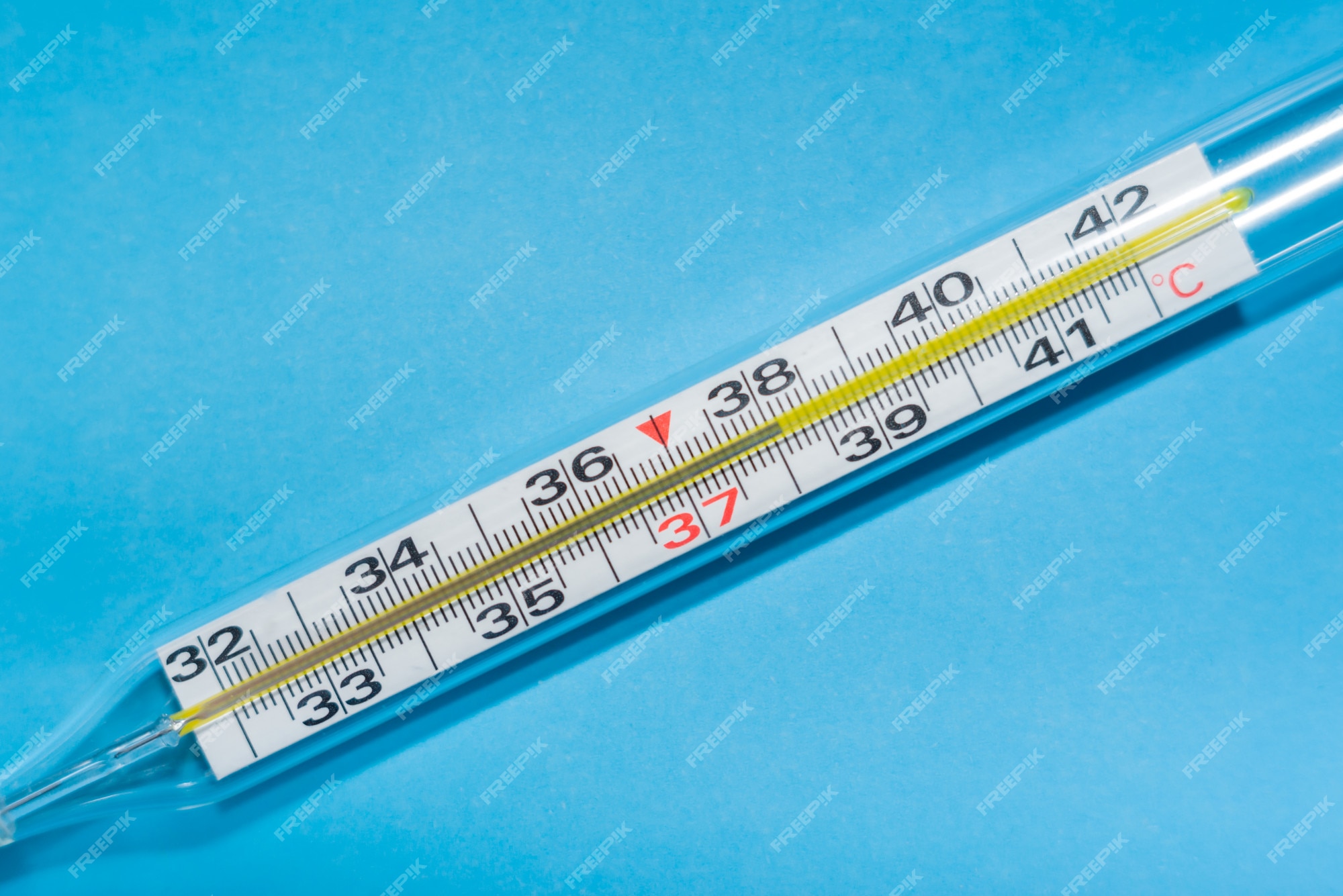 Civiel niezen stoel Medische thermometer op een blauw geïsoleerde achtergrond met een  temperatuur van 38 graden. verhoogde lichaamstemperatuur van een zieke. het  concept van ziekte en slechte gezondheid. kopieer ruimte | Premium Foto