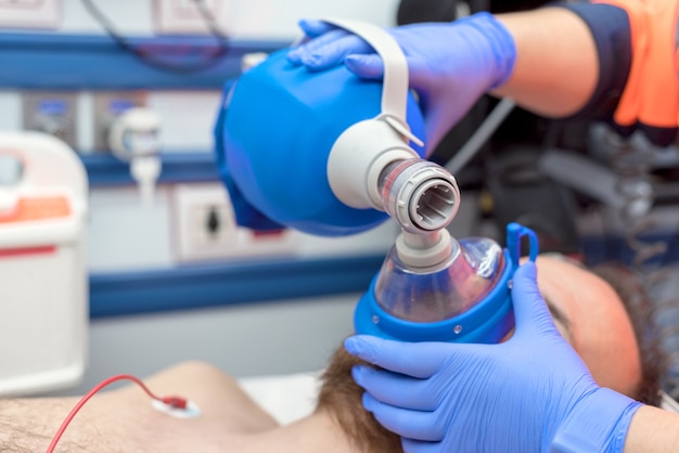 Medische urgentie in de ambulance. Cardiopulmonaire reanimatie met behulp van een zakmasker met handklep