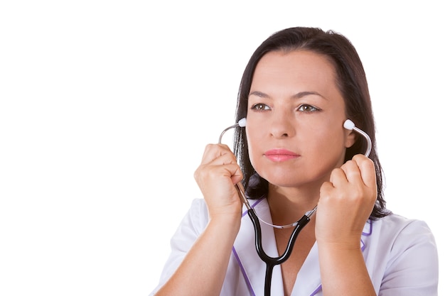 Medische vrouw arts met stethoscoop en kopie ruimte voor jou ontwerp op een witte achtergrond