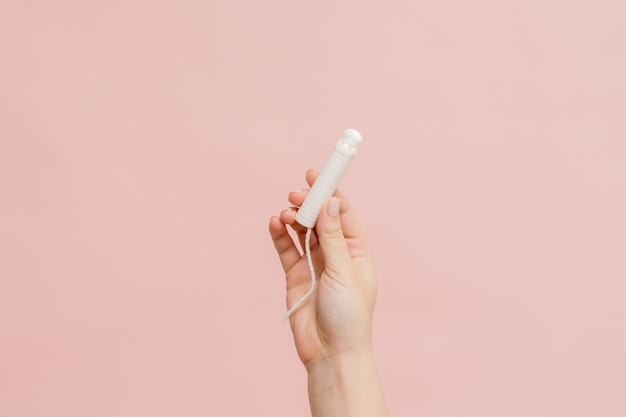 Medische vrouwelijke tampon in een hand Wattenstaafje Menstruatie