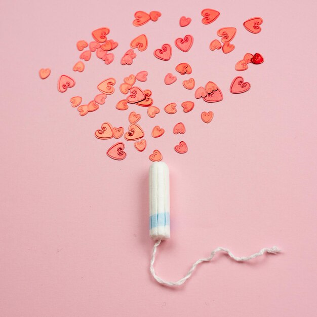 Medische vrouwelijke tampon op een roze achtergrond Hygiënische witte tampon voor vrouwen katoenstaafje Menstruatiebeschermingsmiddelen