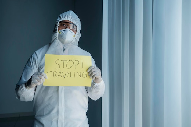 Medische werknemer houdt Stop Traveling-tekst vast