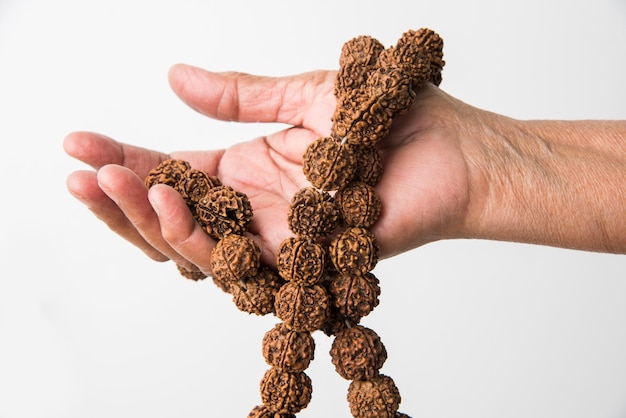 Meditatie met rudraksha mala of rozenkrans kralen