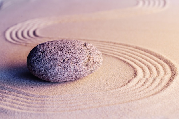 Meditatie zen-tuin met stenen op zand, getinte afbeelding