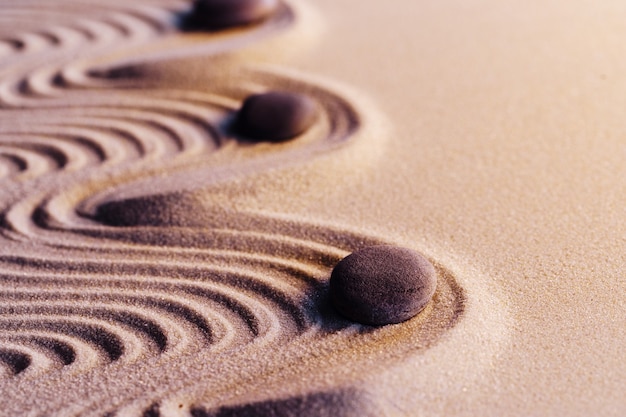Meditatie zen-tuin met stenen op zand, getinte afbeelding