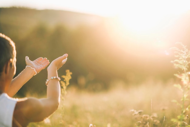 Foto meditare all'aperto connettersi con la luce