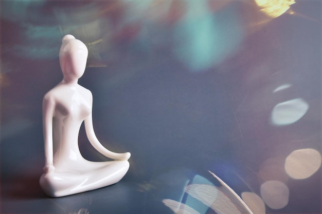 Foto scultura di donna in meditazione calma meditazione