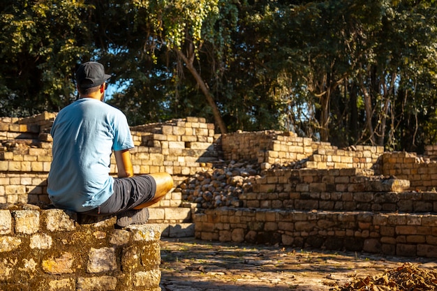 Mediteren op de tempels van Copan Ruinas. Honduras