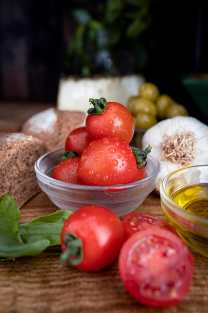 Mediterraan dieet tomaat knoflook basilicum olijven volkoren brood gezouten kaas en extra vierge