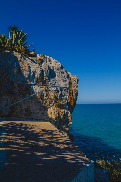 Mediterraan landschap met kliffen en blauwe zee achtergrond