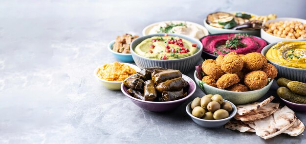 Mediterraan voorgerecht concept Arabische traditionele keuken Midden-Oosterse meze met pita olijven hummus gevulde dolma falafel ballen augurken babaganush groenten granaatappel aubergines