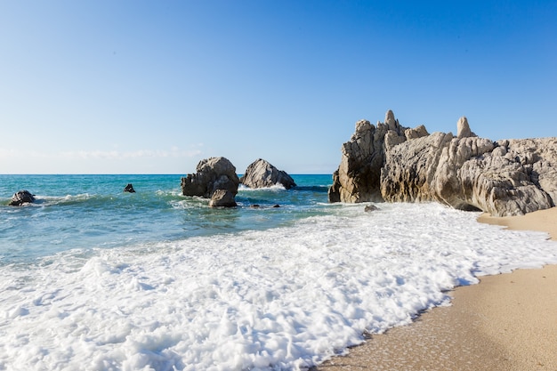 Mediterraan zeegezicht, blauwe zee, rotsen aan de kust, zomerdag