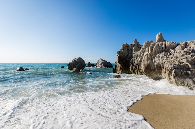 Mediterraan zeegezicht, blauwe zee, rotsen aan de kust, zomerdag