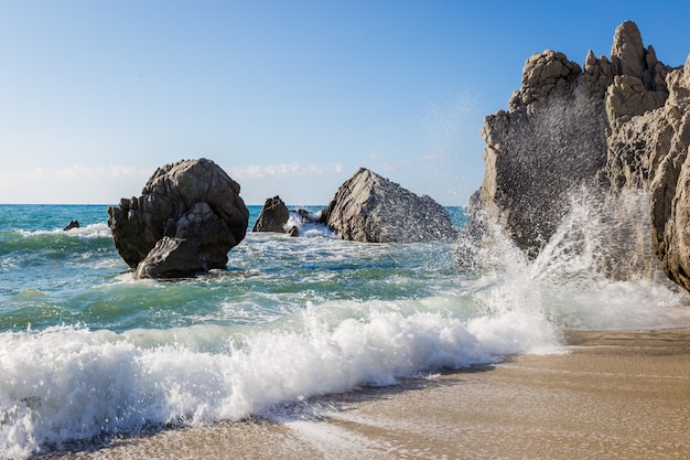 Mediterraan zeegezicht, blauwe zee, rotsen aan de kust, zomerdag