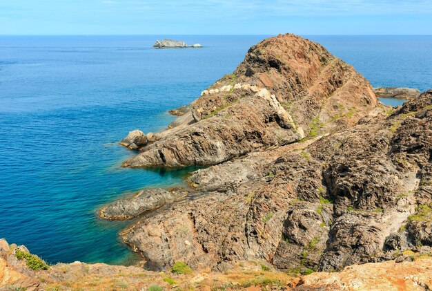 Mediterrane rotsachtige kust zomer uitzicht vanaf Creus cape, Costa Brava, Catalonië, Spanje.