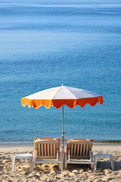 Mediterrane strandstoelen en parasol