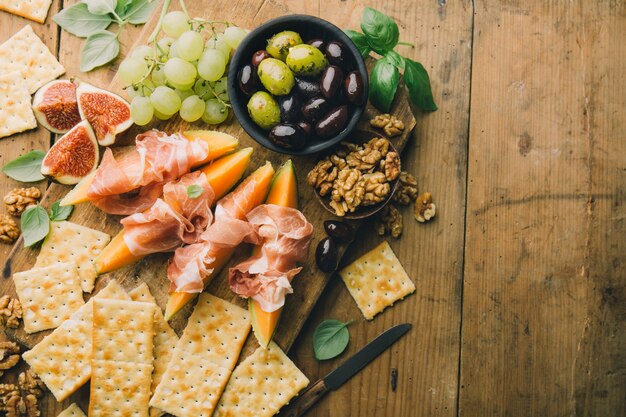 Mediterrane voorgerechten op oude houten tafel