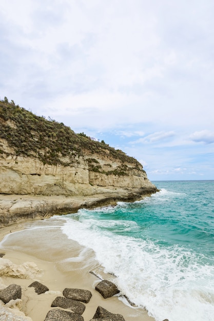 Mediterrane zeegezicht blauwe zee rotsen aan de kust zomer dag Calabrische strand in de buurt van tropea