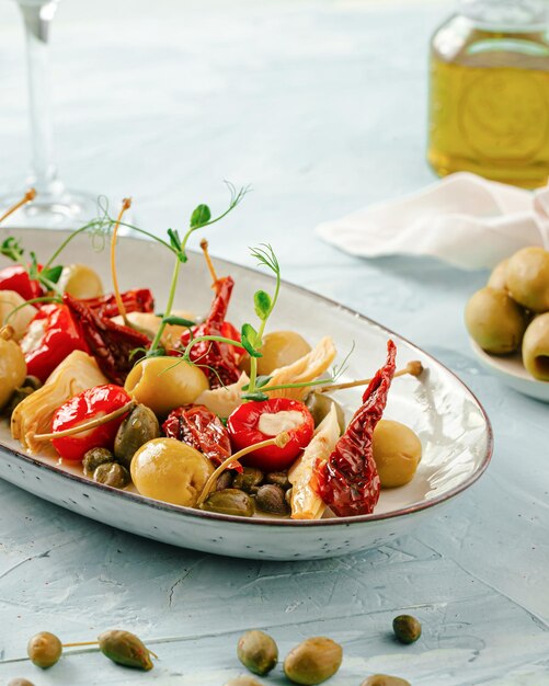 Photo mediterranean appetizer with olives and artichokes