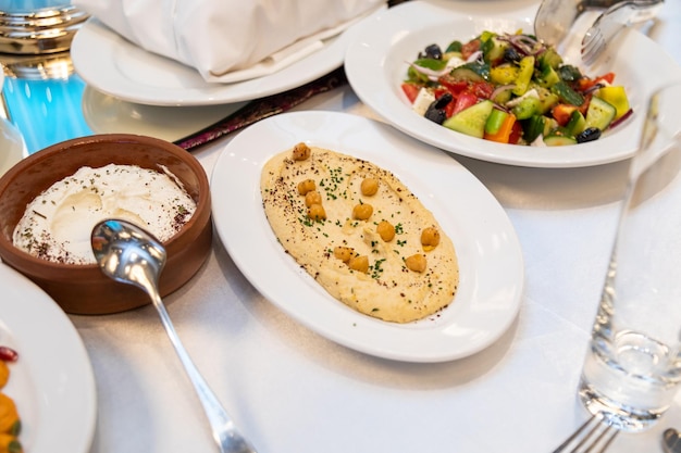 Foto appetiti mediterranei sulla tavola da pranzo